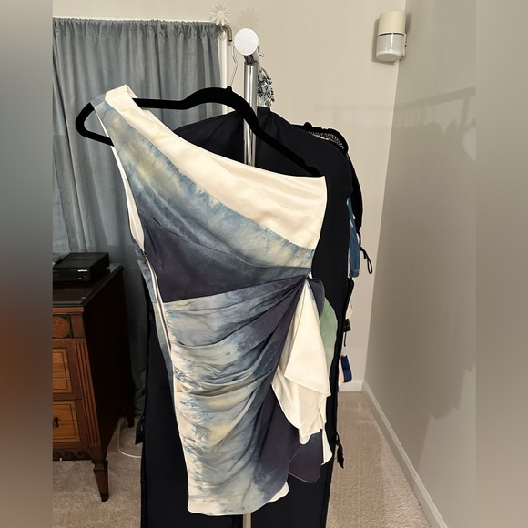 Alice + Olivia Dresses & Skirts - Alice and Olivia x Scoop one shoulder, silk, mini dress. Size: 2